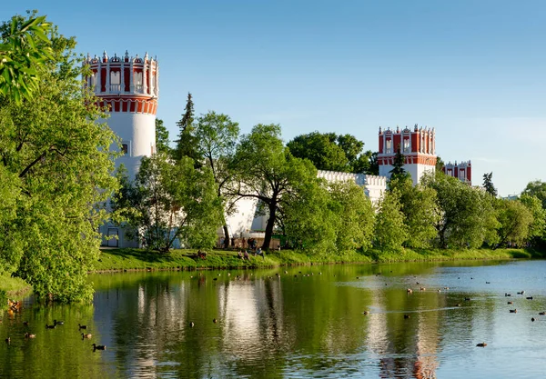 Açık bir yaz akşamında Novodevichy Manastırı manzarası. Rusya Moskova.