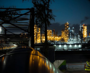 Bir yaz gecesinde Moskova 'daki petrol fabrikasının ışıklarına bakmak..