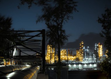 Bir yaz gecesinde Moskova 'daki petrol fabrikasının ışıklarına bakmak..