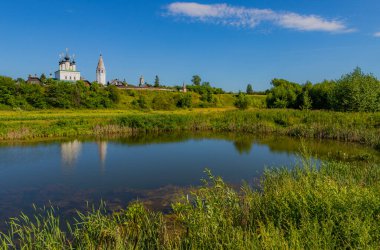Yazın güneşli havalarda Suzdal şehrinin mimarisi. Rus köyü.