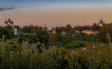 Yazın güneşli havalarda Suzdal şehrinin mimarisi. Rus köyü.