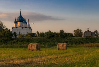 Yazın güneşli havalarda Suzdal şehrinin mimarisi. Rus köyü.