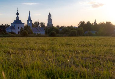 Yazın güneşli havalarda Suzdal şehrinin mimarisi. Rus köyü.