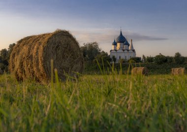 Yazın güneşli havalarda Suzdal şehrinin mimarisi. Rus köyü.