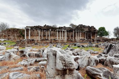 Nymphaeum veya yapay bir grotto Roma tasarım 2nd.century Ad.of Side Antik Yunan kenti kalma anıtsal çeşme kalıntıları. Doğu Pamfuliya sahil-Antalya ili-Türkiye.