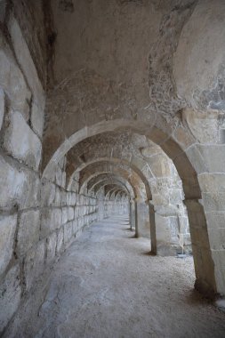 Antik inşa 2nd.century Ad.by yerel mimar Zeno Roma İmparatoru Marcus Aurelius altında içinde üzerinde en iyi olarak kabul Aspendos oditoryum tiyatroda sütunlu arcade korunmuş.