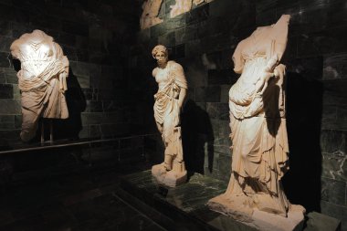 Antalya, Türkiye-Mart 29, 2015: yerel Arkeoloji Müzesi-Müzesi 50.000 evler ve Pamfilya, Likya, Phrygia, Güney Pisidya ve c.650 kms.of kıyı şeridi 104 sitelerinde bulunan 12.000 nesnelerini görüntüler.