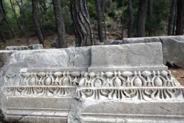 Oyma mermer taş liman yolu Doğu tarafındaki katta güneye Hadrian su yolu en güney veya korumalı bakan kapısı veya Sun Harbour yuvarlandı. Phaselis-Türkiye.