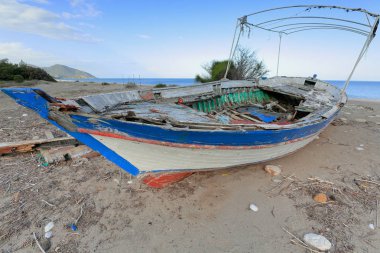Terk edilmiş ahşap tekne boya soluk mavi-beyaz-kırmızı renk iç ahşap plakalar gevşetin ile uzun süre sahilde telli ve unnailed. Çıralı-Likya sahil-Kemer distr.-Antalya prov.-Türkiye