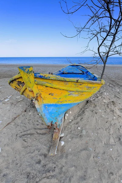 Barco Madeira Abandonado Cores Azul Amarelas Pintadas Encalhadas Praia Por — Fotografia de Stock