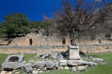 2nd.century reklam Güney cephe Üçlü portalda karşı karşıya Aşağı Agora ortasında Tykhe-tike-Fortuna Tapınağı kalıntıları Roma Odeon tarihli. Antik şehir Arykanda-Lykia-Türkiye.