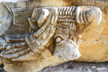 2nd.century M.ö. yeniden inşa-2nd.century reklam Likya'nın en büyük Greko-Romen tiyatro Orkestrası taş oyma trajik maske bir arşitrav üzerine yerleştirilir. Myra-Demre şehir-Antalya ili-Türkiye.