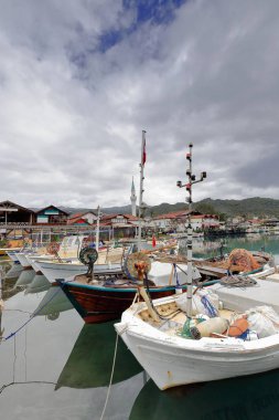 Üçağız, Türkiye-Nisan 2, 2015: Turist ve ziyaretçiler için sabah liman bekleyin demirleyen balıkçı tekneleri gemiye ve Kekova alan yelken iş yeniden başlatmak için. Lykia-Antalya İli.