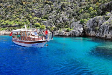 Kekova Adası, Türkiye-Nisan 2, 2015: turist tekne yelken Dolichiste antik Likya kenti Kaleköy köyü-antik Simena bakan kuzey kıyı Kekova Adası boyunca kısmen batık kalıntıları üzerinde.