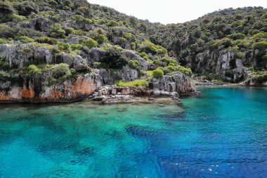 Kekova Adası Dolichiste antik Likya kenti batık harabelerde karşılıklı Kaleköy-antik Simena kadar Bizans döneminde Ad.141 yeniden inşa ve kalıcı bir deprem tarafından yok. Antalya prov.-Türkiye.