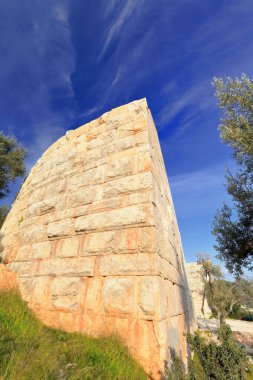 Geri yüklenen Sw köşesinde denize bakan 1st.quarter-1st.century M.ö. Helenistik Tiyatro konser salonu-yuvarlak Orkestrası-ayrı sahne alan şeklinde at nalı ile tarihli. Kaş-Lykia-Antalya prov.-Türkiye.