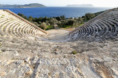 Deniz manzaralı 1st.quarter 1st.century koltuk en üst satırdan M.ö. konferans salonu-yuvarlak Orkestrası-ayrı sahne alan şeklinde at nalı Helenistik tiyatro tarihli. Kaş-Lykia-Antalya prov.-Türkiye.