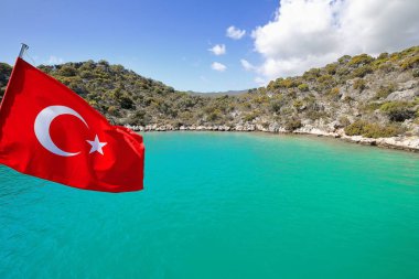 Kekova Adası alanına geri yelken ve yol anakara kıyısında sınırındaki turistik gemide Türk kırmızı bayrak Kaleköy-Castle Village veya antik Simena şehir yedekleyin. Lykia-Antalya ili-Türkiye.