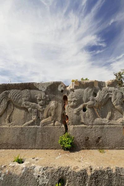 狮子墓房子类型的坟墓没有它的盖子在地方 描绘了浮雕显示狮子攻击公牛并且追溯到公元前480 450 安置在大教堂的东北部 Xanthos 吕基亚 土耳其 — 图库照片
