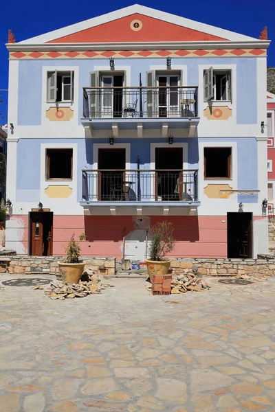 Fassade Blau Rot Rosa Gestrichen Eines Dreistöckigen Neoklassizistischen Hauses Mit — Stockfoto