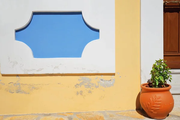 Голубая Декоративная Форма Начертанная Белой Лепнине Желтой Стене Дома Большого — стоковое фото