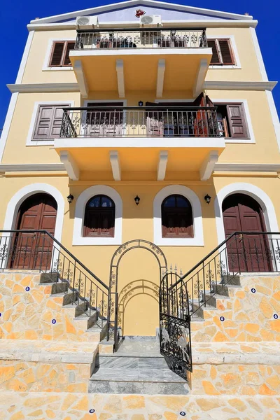 Neoklassizistisches Dreistöckiges Gelbes Haus Mit Überstehenden Balkonen Eisernen Gitterrosten Braunen — Stockfoto