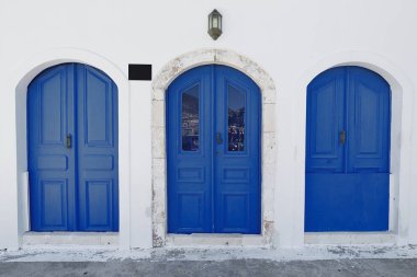 Üç şehir alanının ana liman liman bölgesinde karşı karşıya yüklenen bir neoklasik ev badanalı duvar ahşap kapı mavi. Kastellorizo Adası-Dodecanese-Rhodes trafiğe çıkış-Yunanistan.