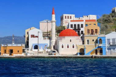 Kavos headland neoklasik evlere Nikolaos kerem Ad.Osman Ağa Osmanlı cami inşa 1753 ile kare üzerinde ana limanın Doğu Yakası-şimdi bir müze. Kastellorizo Adası-Dodecanese-Rhodes trafiğe çıkış-Yunanistan.