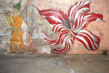 Kaş, Türkiye-Nisan 4, 2015: Anonim çizimler Limanı dalgakıran iç duvarları üzerinde klasik sahneleri tasvir: flüt çalan kanatlı figür ve arkasında büyük kırmızı ve beyaz çiçek. Antalya ili-Lykia