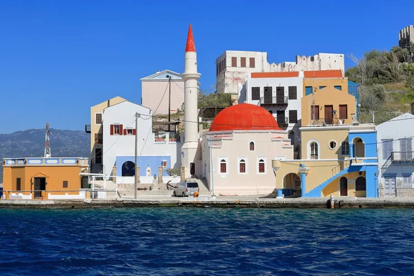 Kavos headland neoklasik evlere Nikolaos kerem Ad.Osman Ağa Osmanlı cami inşa 1753 ile kare üzerinde ana limanın Doğu Yakası-şimdi bir müze. Kastellorizo Adası-Dodecanese-Rhodes trafiğe çıkış-Yunanistan.