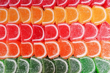 Türk lokumu meyve portakal-limon-tarçın ve nane bir jel nişasta ve şeker, buzlu şeker ile tozunu katkı hazırlama için üzerinde yapılmış. Alan Ketenci Ömer Paşa Camii-Camii. Elmalı-Türkiye