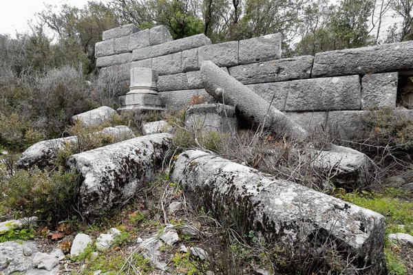 下落的专栏 墙壁废墟 在灰色石头 Ashlars 的区的大厦在城市的顶门附近在当前 Gulluk Dagi Termessos 毫秒帕金森症 安塔利亚省 — 图库照片