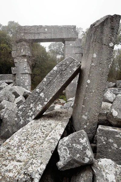下落的专栏 门废墟 在灰色石头 Ashlars 的区的大厦在城市的顶门附近在当前 Gulluk Dagi Termessos 毫秒帕金森症 安塔利亚省 — 图库照片