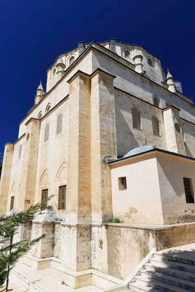 Se.-Nw.corner ve arka cephe, 1602 reklam inşa-mimar Ketenci Ömer Paşa Camii-cami. Ogival windows-merkez kubbe ve taret çatıda baca kemerli. Elmalı-Lykia-Antalya ili-Türkiye.