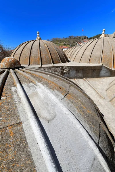 Ketenci Ömer Paşa Camii-Cami önünde yerleştirilen küçük madarsa tamamen küçük kubbe ve baca gibi kuleleri ile kaplıdır ve günümüzde bir kütüphanedir. Elmalı-Lykia-Antalya ili-Türkiye.