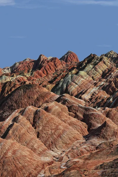 색상의 과붉은 Nnal Geological Park 지형으로 불리는 킬리언 산맥의 레인보우 — 스톡 사진