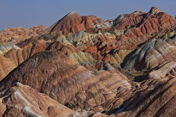 チャンイエDanxiaの壮大なカラフルな錆びた砂岩やシルトストーンの地形レッドクラウドNal Geological Parkので レインボー山脈と呼ばれる 祁連山脈の丘陵 チャンイエ 甘粛省 — ストック写真