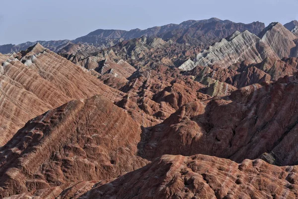 チャンイエDanxiaの壮大なカラフルな錆びた砂岩やシルトストーンの地形レッドクラウドNal Geological Parkので レインボー山脈と呼ばれる 祁連山脈の丘陵 チャンイエ 甘粛省 — ストック写真
