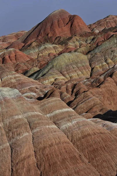 チャンイエDanxiaの壮大なカラフルな錆びた砂岩やシルトストーンの地形レッドクラウドNal Geological Parkので レインボー山脈と呼ばれる 祁連山脈の丘陵 チャンイエ 甘粛省 — ストック写真