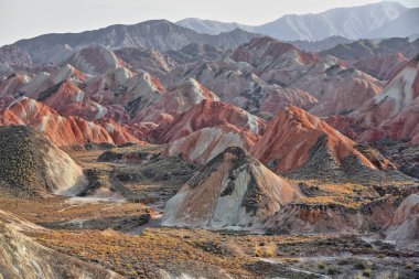 Zhangye Danxia-Red Cloud Nali 'nin muhteşem renkli kumtaşı ve siltstone şekilleri. Qilian Dağları' nın Gökkuşağı Dağları-E.Foothls olarak bilinen jeoloji Parkı. Zhangye-Gansu bölgesi-Çin.