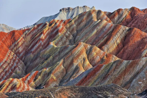 Zhangye Danxia-Red Cloud Nali 'nin muhteşem renkli kumtaşı ve siltstone şekilleri. Qilian Dağları' nın Gökkuşağı Dağları-E.Foothls olarak bilinen jeoloji Parkı. Zhangye-Gansu bölgesi-Çin.