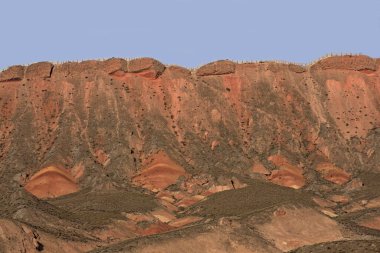 Zhangye Danxia-Red Cloud Nali 'nin muhteşem renkli kumtaşı ve siltstone şekilleri. Qilian Dağları' nın Gökkuşağı Dağları-E.Foothls olarak bilinen jeoloji Parkı. Zhangye-Gansu bölgesi-Çin.
