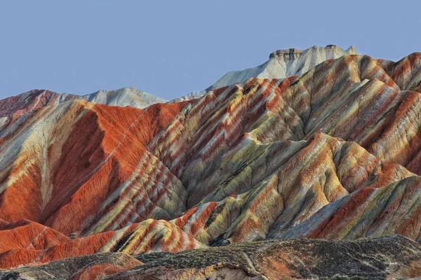 Zhangye Danxia-Red Cloud Nali 'nin muhteşem renkli kumtaşı ve siltstone şekilleri. Qilian Dağları' nın Gökkuşağı Dağları-E.Foothls olarak bilinen jeoloji Parkı. Zhangye-Gansu bölgesi-Çin.