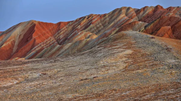 チャンイエDanxiaの壮大なカラフルな錆びた砂岩やシルトストーンの地形レッドクラウドNal Geological Parkので レインボー山脈と呼ばれる 祁連山脈の丘陵 チャンイエ 甘粛省 — ストック写真