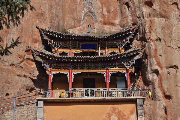 Fából Készült Pavilonok Kapaszkodnak Vörös Homokkő Sziklába Qianfo Thousand Bhudda Stock Kép