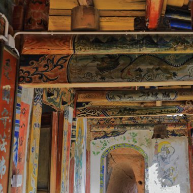 Çok renkli ahşap tavan çerçevesi. Duo Wen-Kuzey Kralları 'nın dört kutsal Budist Tanrısı-Yağmur Şemsiyesi Hükümdarı' nın tablosu. Qianfo-Bin Buda Mağarası-Zhangye-Çin