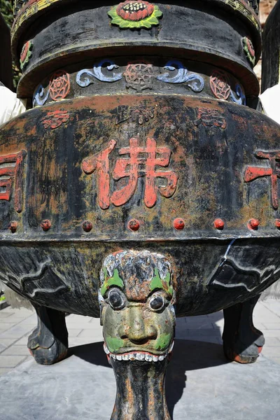 Μεγάλο Σιδερένιο Κινεζικό Xianglu Θυμιατήριο Πόδι Ανθρώπινο Πρόσωπο Που Στηρίζεται — Φωτογραφία Αρχείου