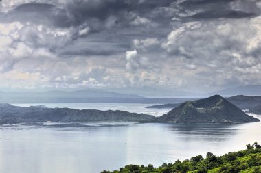 Taal Caldera Gölü 'ne ve Volkan Adası' na Ligaya Drive 'dan Binintiang Malaki-Big Leg krateri ile Tagaytay ve Talisay kasabaları arasında gidiyor. Batangas Bölgesi-Luzon Adası-Filipinleri.