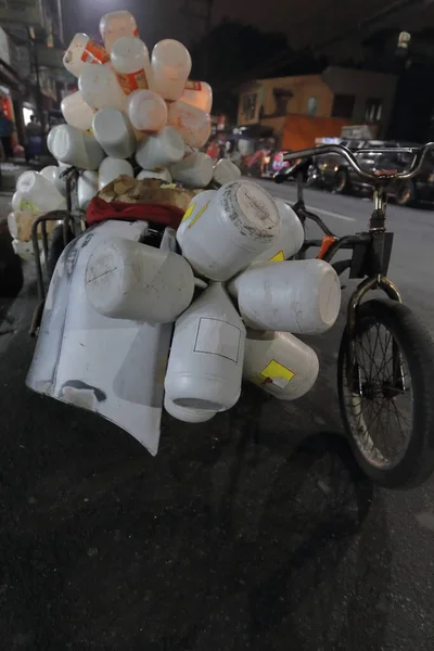 Rower Przyczepą Wypełnioną Pustymi Białymi Plastikowymi Wózkami Zebranymi Pobliskiego Targu — Zdjęcie stockowe