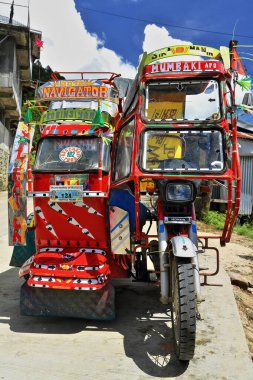 Banaue, Filipinler-6 Ekim 2016: Renkçi motor üç tekerlekli bisikletler ülkede yaygın bir toplu taşıma aracıdır. Burada, Mayoyao-Alfonso Lista-Isabela yolunda, Banaue kasabası-Ifugao vilayetinde..